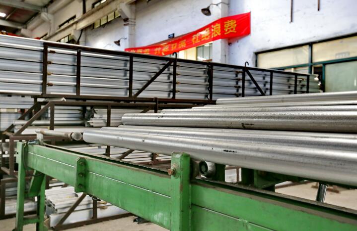 Los fabricantes de producción y procesamiento de perfiles de aluminio cuentan con equipos y habilidades profesionales. Después de una capacitación sistemática, los empleados pueden producir diversas formas y tamaños de perfiles de aluminio para garantizar el producto.